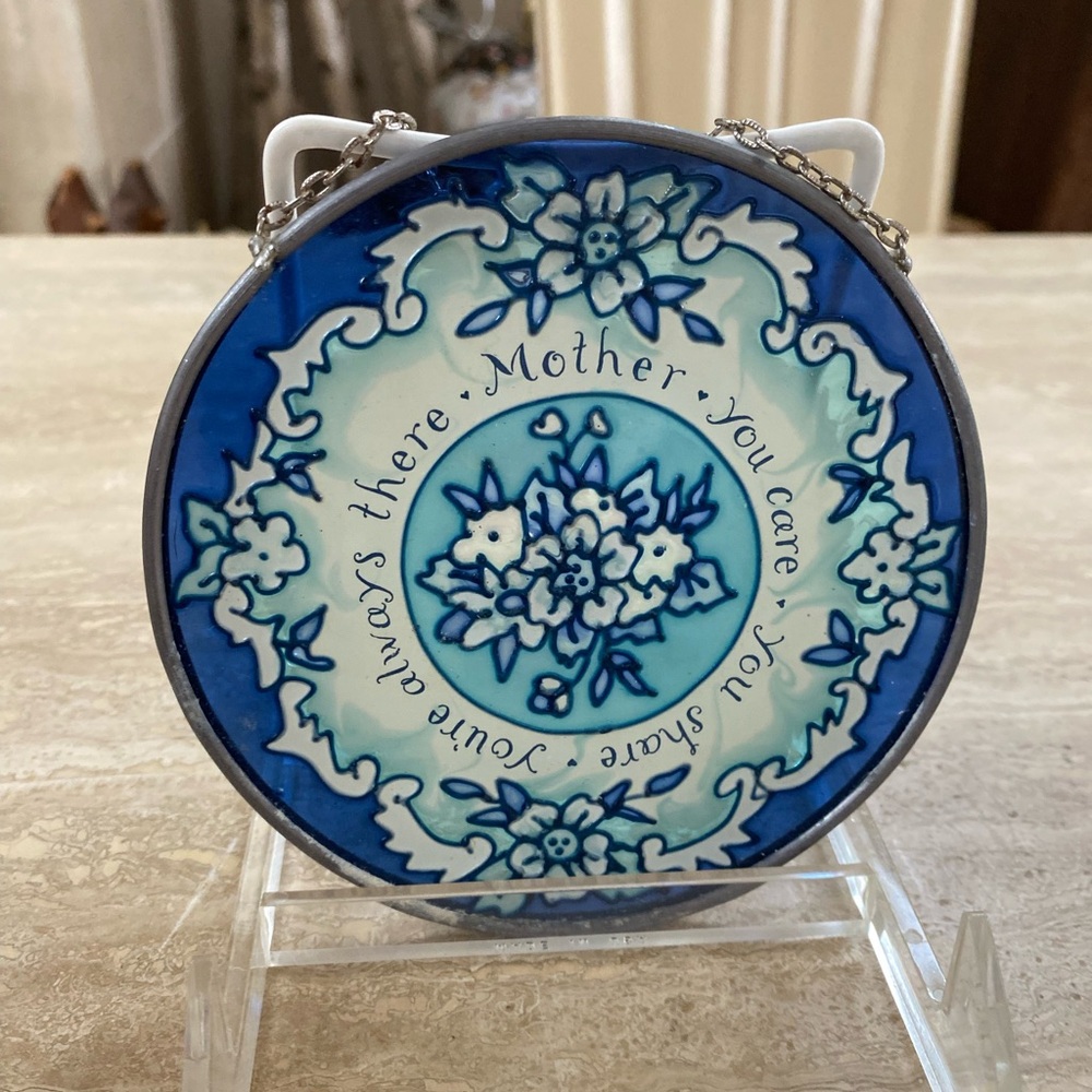 Mother’s Day hanging. Blue and White Floral Plate with Message Mothers Love